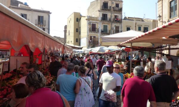 Atmosfera del mercato di Ballarò e street food a Palermo