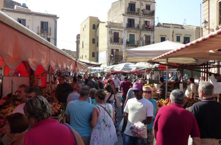 Atmosfera del mercato di Ballarò e street food a Palermo