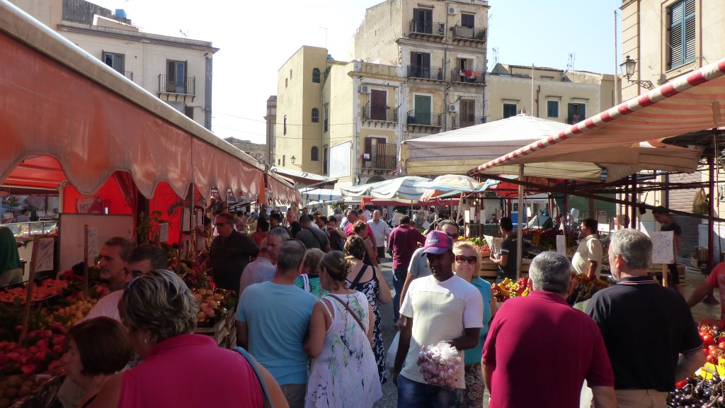 Atmosfera del mercato di Ballarò e street food a Palermo