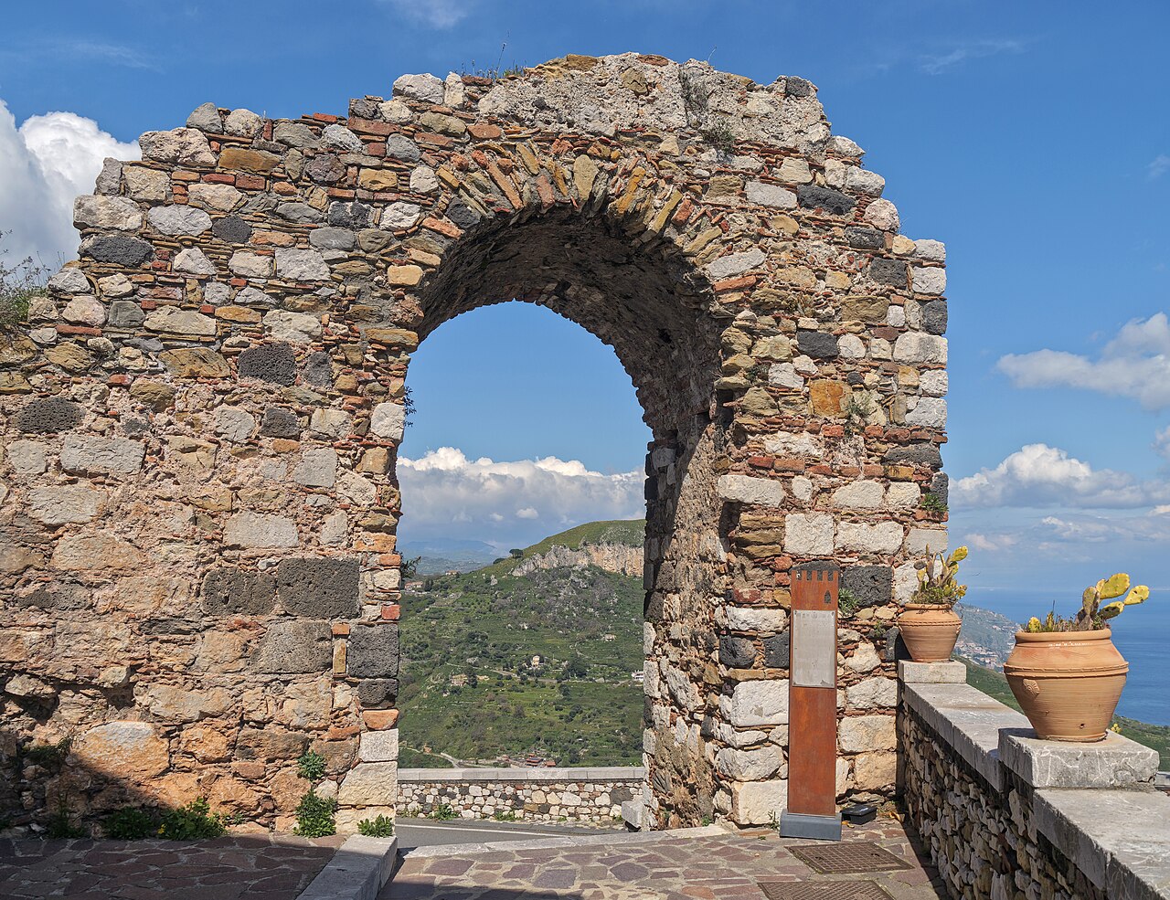 Castelmola e Castello di Taormina: il borgo panoramico sopra Taormina