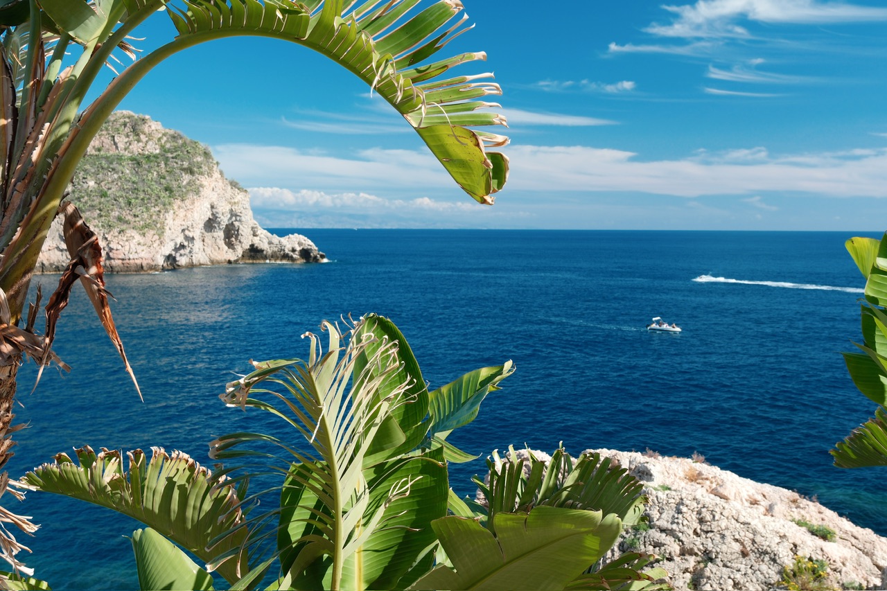 Isola Bella a Taormina: mare, riserva naturale e tour in barca