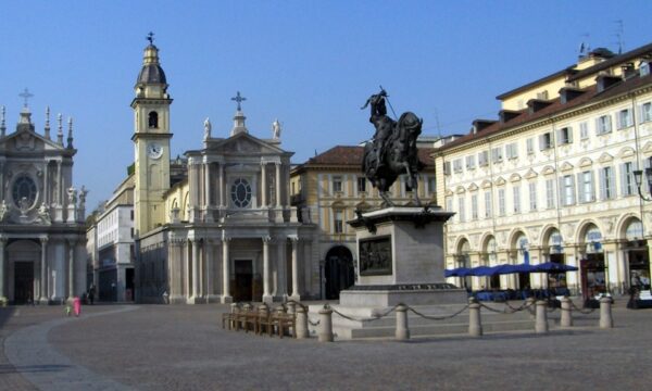 Piazza San Carlo Torino caffe storici e atmosfera elegante