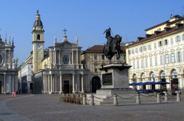 Piazza San Carlo Torino caffe storici e atmosfera elegante