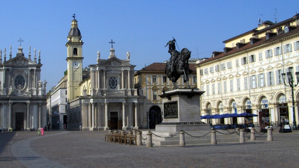 Piazza San Carlo Torino caffe storici e atmosfera elegante