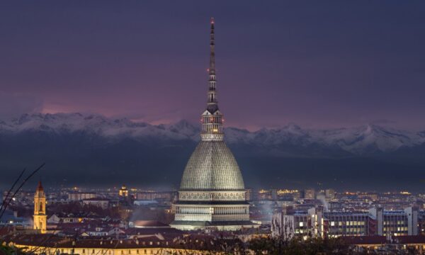 Mole Antonelliana simbolo architettonico di Torino di sera
